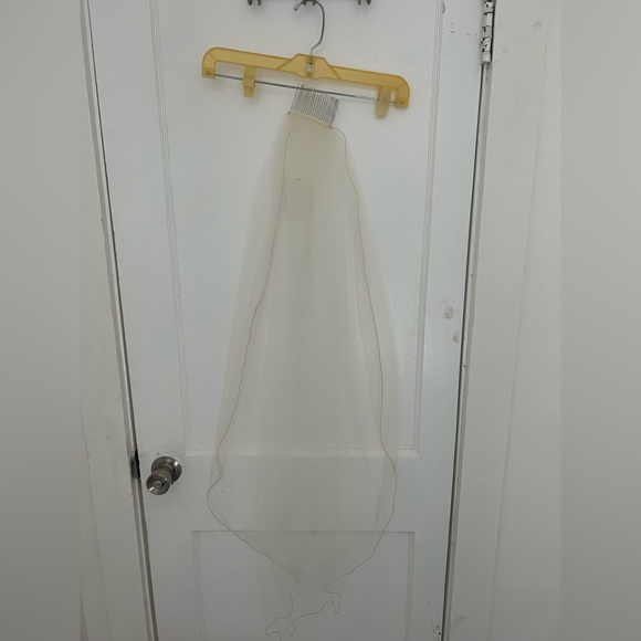 Women’s wedding dress - Picture 4 of 4